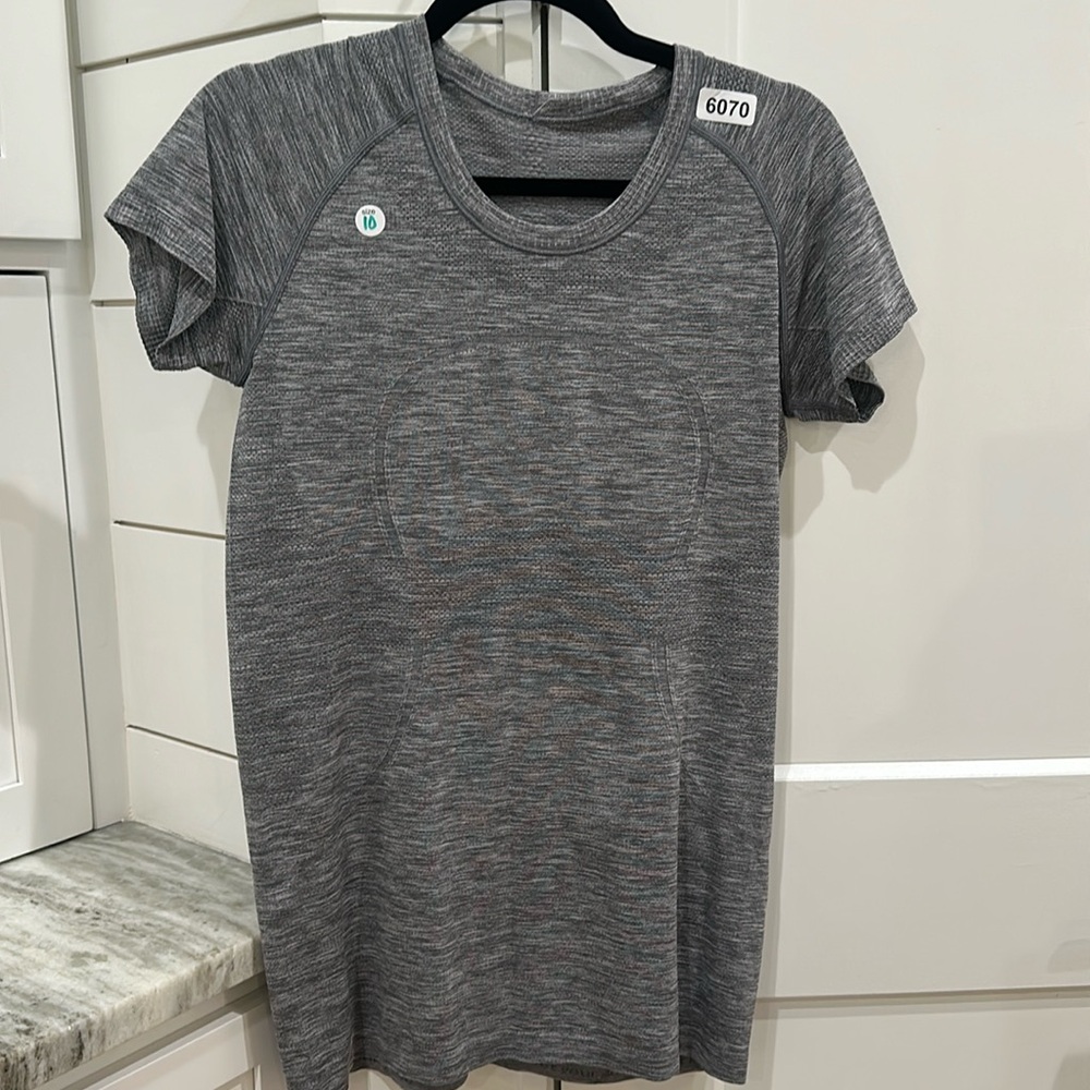 (6070) 🍋 LULULEMON RUN: Swiftly Tech Short Sleeve Crew Sz 10 **LOVED - Picture 1 of 4